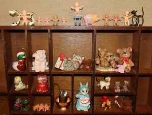 lot 268 image: Miniature Collection Christmas Pets, Pis, Babies Etc