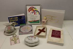 lot 286 image: Precious Moments Giftware, Musical Acrylic Frame, 1983 Avon Musical Memories are for Sharing Trinket Etc.
