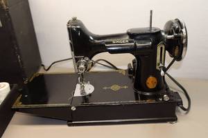 lot 190 image: Singer Featherweight AF377331(Manufactured Date December 5th, 1939) Sewing Machine wOriginal Case, Accessories