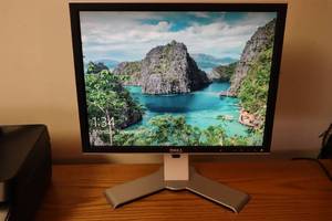 lot 359 image: Dell 2007FPb 20 LCD Monitor on Swivel Adjustable Base