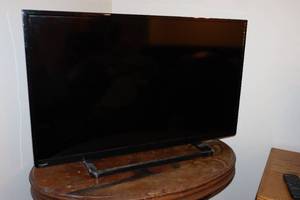 lot 375 image: Toshiba 40-Inch Flat-Screen TV 40L-1400U