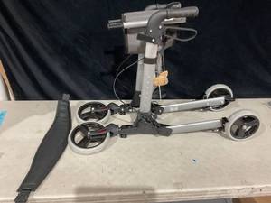 lot 304 image: healthsmart Gateway Rollator