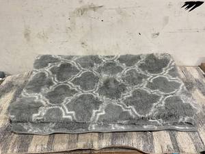 lot 106 image: Grey and White Area Rug, Measures 120 x 96