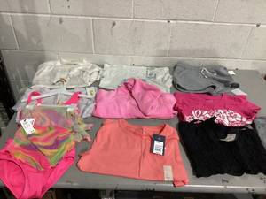 lot 463 image: LOT OF 9 Girls Clothing, Size S (67)