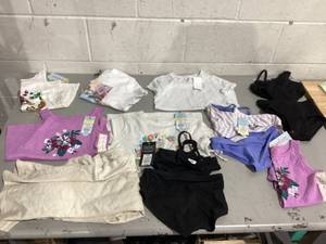 lot 466 image: LOT OF 10 Girls Clothing, Size S (67)