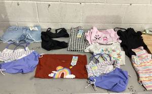 lot 467 image: LOT OF 10 Girls Clothing, Size S (67)