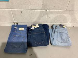 lot 484 image: LOT OF 3 Girls Jeans, Size 00