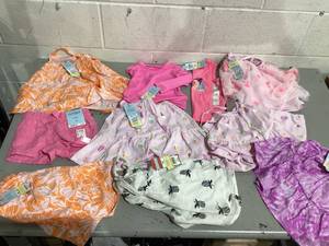 lot 498 image: LOT OF 10 Girls Clothing, Size 18 months