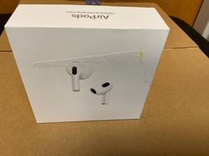 lot 39 image: Apple - AirPods (3rd generation) with Lightning Charging Case - White