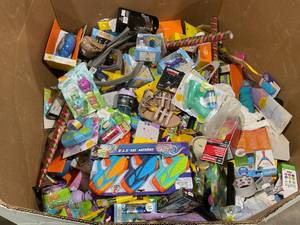 lot 901 image: Wholesale Pallet of Assorted Miscellaneous Items