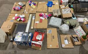 lot 902 image: Wholesale Pallet of Assorted Miscellaneous Items