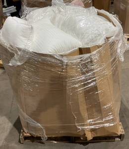 lot 904 image: Wholesale Pallet of Pillows and Blankets