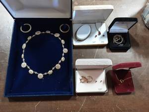 lot 2 image: Assorted Boxed Jewelry