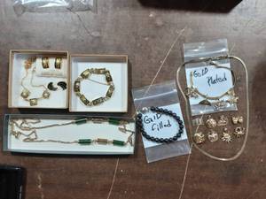 lot 4 image: Vintage Jewelry (Some Gold PlatedFilled)