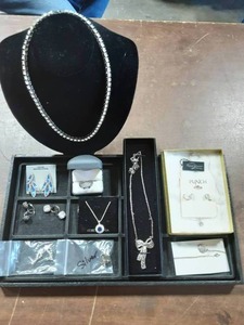 lot 5 image: Assorted Rhinestone Jewelry