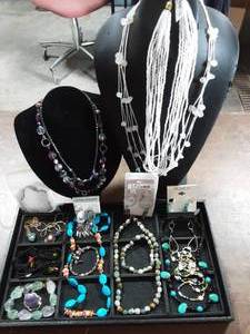 lot 10 image: Lot Of Polished Rock & Beaded Jewelry