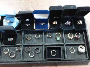 lot 30 image: 22-Misc Rings