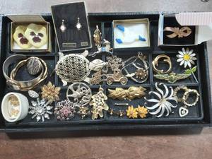 lot 33 image: Assortment Of Vintage Brooches, Earrings & Other Jewelry