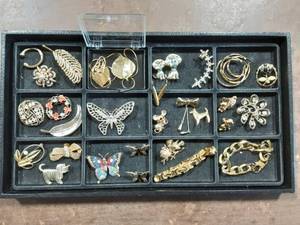 lot 34 image: Assortment Of Vintage Brooches, Earrings & Other Jewelry
