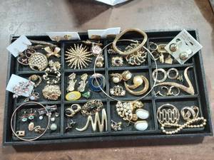 lot 36 image: Vintage Jewelry, Brooches, Earring & More