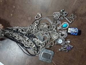 lot 19 image: Lot Of 20 Necklaces & Chains