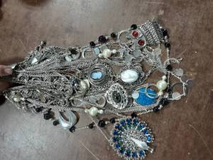 lot 20 image: Lot Of 20 Necklaces & Chains