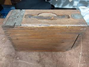lot 50 image: Vintage Oak Machine Gun Ammo Box 13x8x5