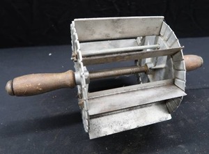 1907 MILLER BUN DIVIDER