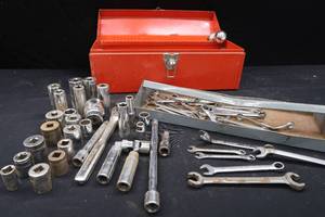 METAL TOOL BOX  CRAFTSMAN PLUS TOOLS