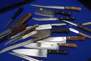 LARGE AMOUNT OF STAINLESS STEEL KNIVES