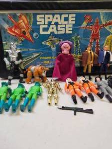 lot 22 image: Vintage Space Case With Star Wars and Battlestar Galactica Figures