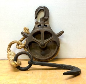 lot 217 image: Large Heavy Duty Antique Industrial Pulley wCast Iron Hook