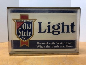 lot 246 image: Very Cool Vintage HEILEMANS OLD STYLE LIGHT Lighted Beer Sign