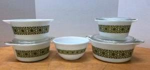 lot 252 image: Group of Vintage PYREX Green Butterfly Baking Dishes & Mixing Bowl
