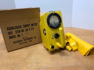 lot 257 image: Like-New or New in Box Vintage US Civil Defense Radiological Survey Meter - Victoreen Instrument Company