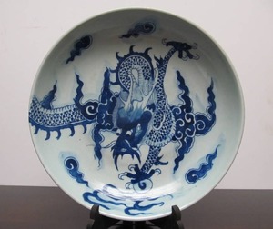 lot 103 image: Old Vintage Chinese Porcelain Bowl wDragon