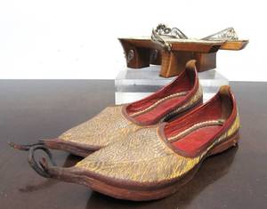 lot 111 image: Ornate Design Vintage Turkish  Middle Eastern Ladies Shoes 