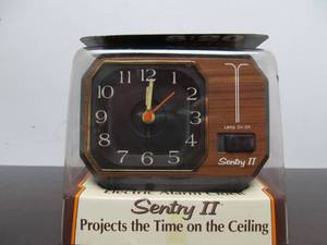 lot 136 image: NOS Retro Vintage 1970s-80s Ceiling-Projection Alarm Clock #4