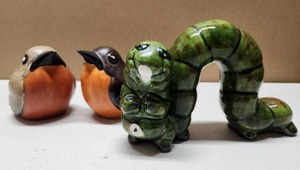 lot 146 image: Super Cute Vintage 1960s Mid Century Ceramic Inchworm & Robins