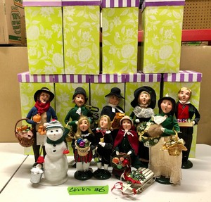 lot 263 image: Collection of BYERS CHOICE Christmas Carolers 