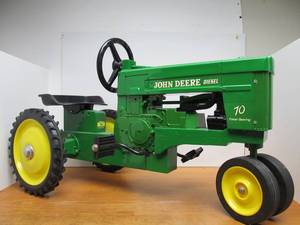 lot 9 image: Great Condition Ertl JOHN DEERE Diesel Pedal Tractor