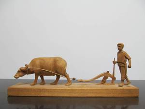 lot 12 image: Very Well-Carved Vintage Folk Art Wood Carving - Boy wOx