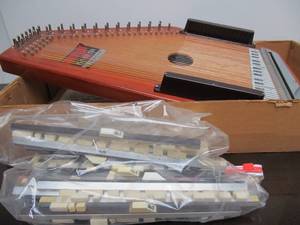 lot 71 image: Like-New Vintage MEG Autoharp