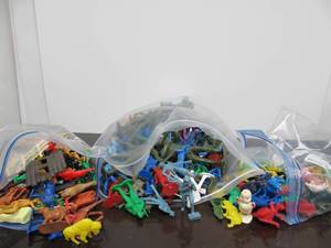 lot 73 image: Large Estate Lot of Vintage Hard Plastic Soldiers Figure Toys etc