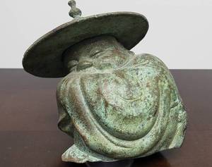 lot 92 image: Vintage Bronze Squatting Hatted Monk Sculpture 5
