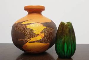 lot 99 image: Vintage Royal Haeger Earth Wrap Lava Glaze Crackle Vase 7.25  Studio Art Pottery Lava Drip Vase