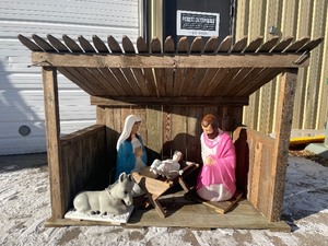 lot 1 image: Vintage Blowmold Christmas Nativity Set w Fantastic Custom Made Folding Stable Backdrop