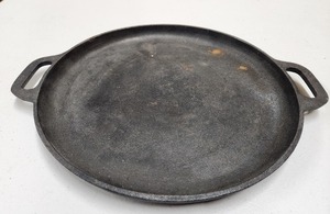 lot 197 image: Vintage Round Cast Iron Griddle