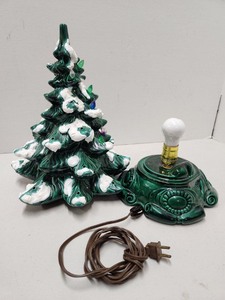lot 18 image: Vintage Lighted Green Ceramic Christmas Tree wBase