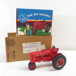 lot 17 image: Ertl The Toy Farmer Farmall Tractor 1991 w Box